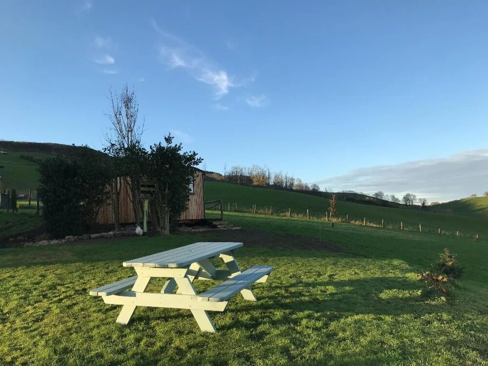 Shepherds Hut-hot tub hire dog friendly