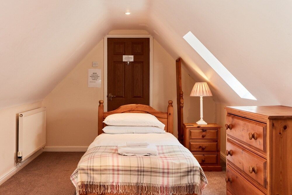 Spacious Cottage in Ashbourne, No Deposit