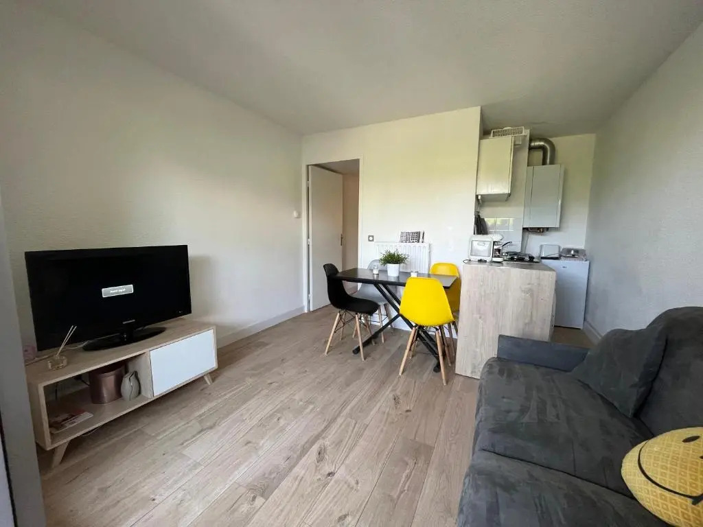 Appartement 2 pièces en rez de jardin avec parking et piscine