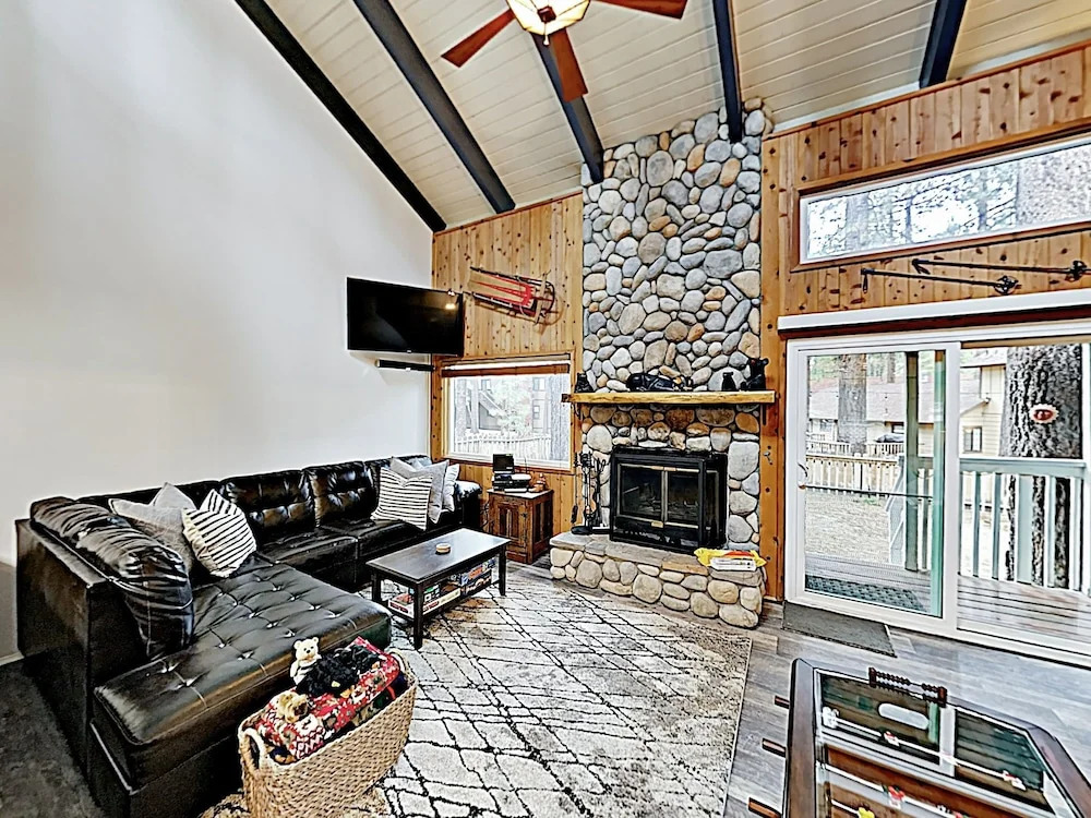 Walk To Slopes! Mountain W/ Private Hot Tub 3 Bedroom Home