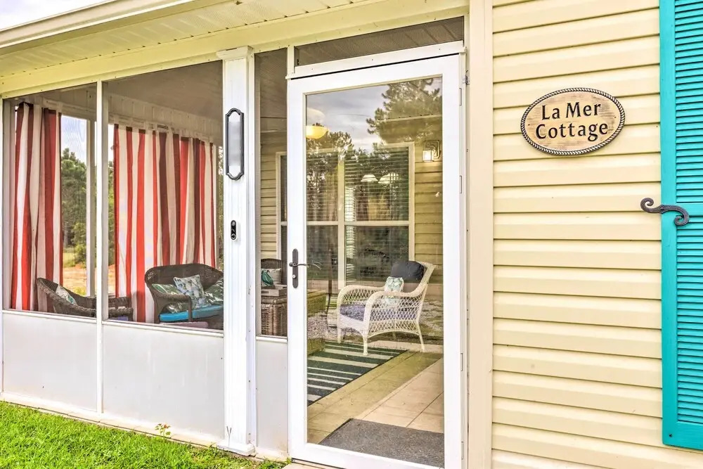 Secluded 'La Mer Cottage' < 1 Mi to Beach!