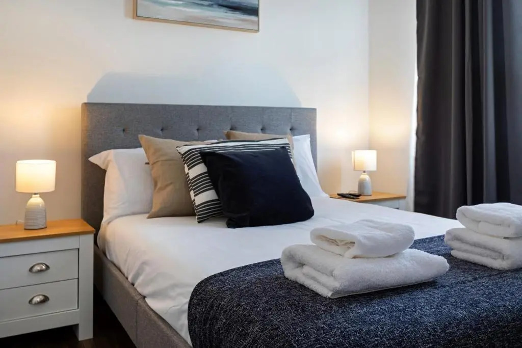Modern 1-Bedroom Apartment, beach 5-min walk, free parking