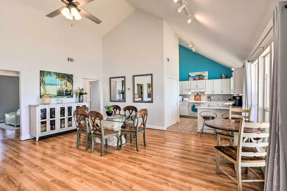 Walk to Ocean: Coastal Home in Crystal Beach!