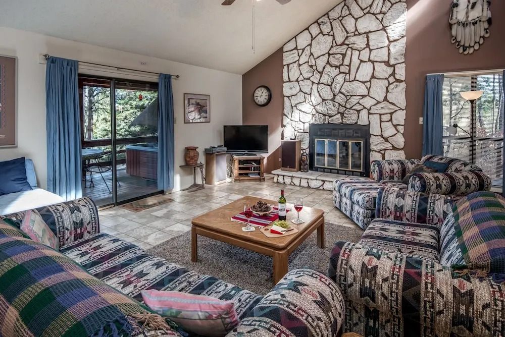 Kizzy's Kove - Two Bedroom Cabin