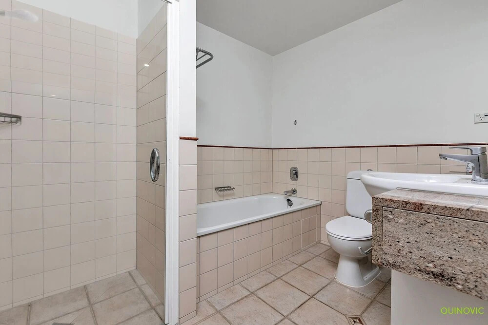 QV Modern Apartment in CBD - 078