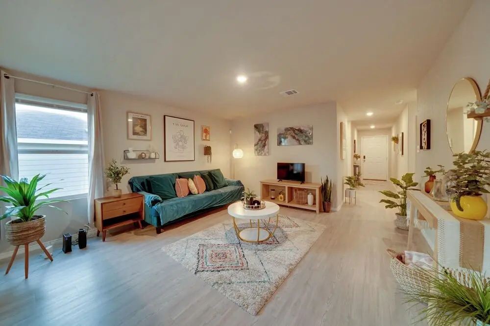 Easy Access to Dtwn San Antonio: Suburban Home