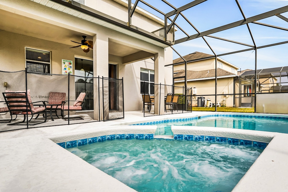 Beautiful Home Close to Theme Parks With Private Pool, AC & W/D - Dog-friendly