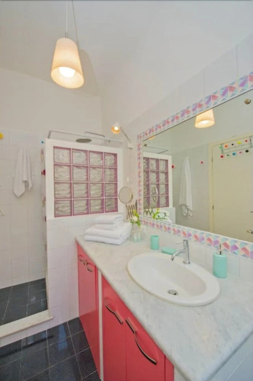 Bright and Colorful Flat Very Close to the Metro