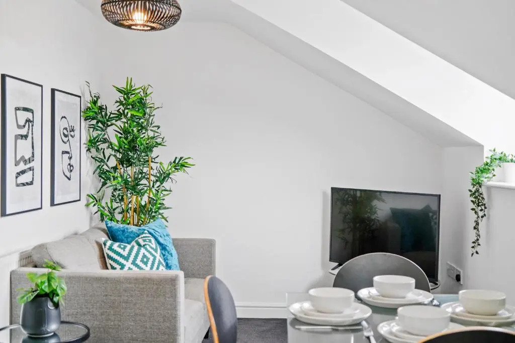 NEW 5 Sarah House by Truestays - 2 Bedroom Apartment - FREE Wifi & Parking