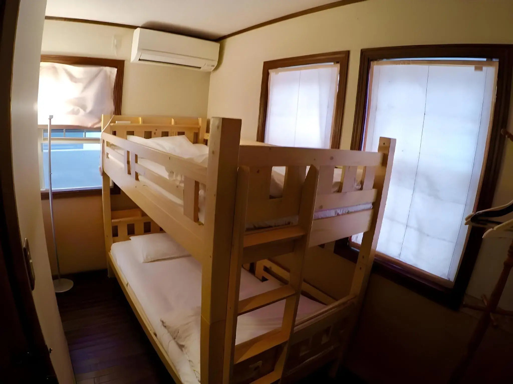 IZA Kamakura Guest House and Bar