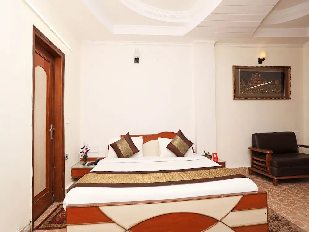 OYO 9765 Hotel Royal Queen