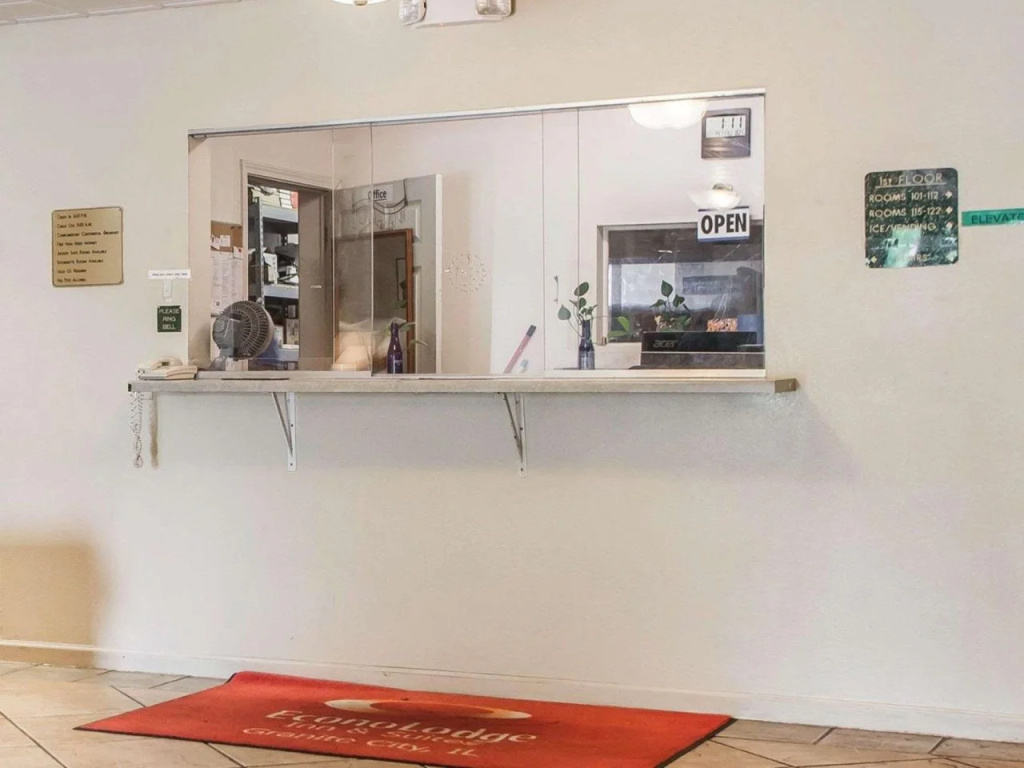 Econo Lodge Inn & Suites Granite City - St Louis