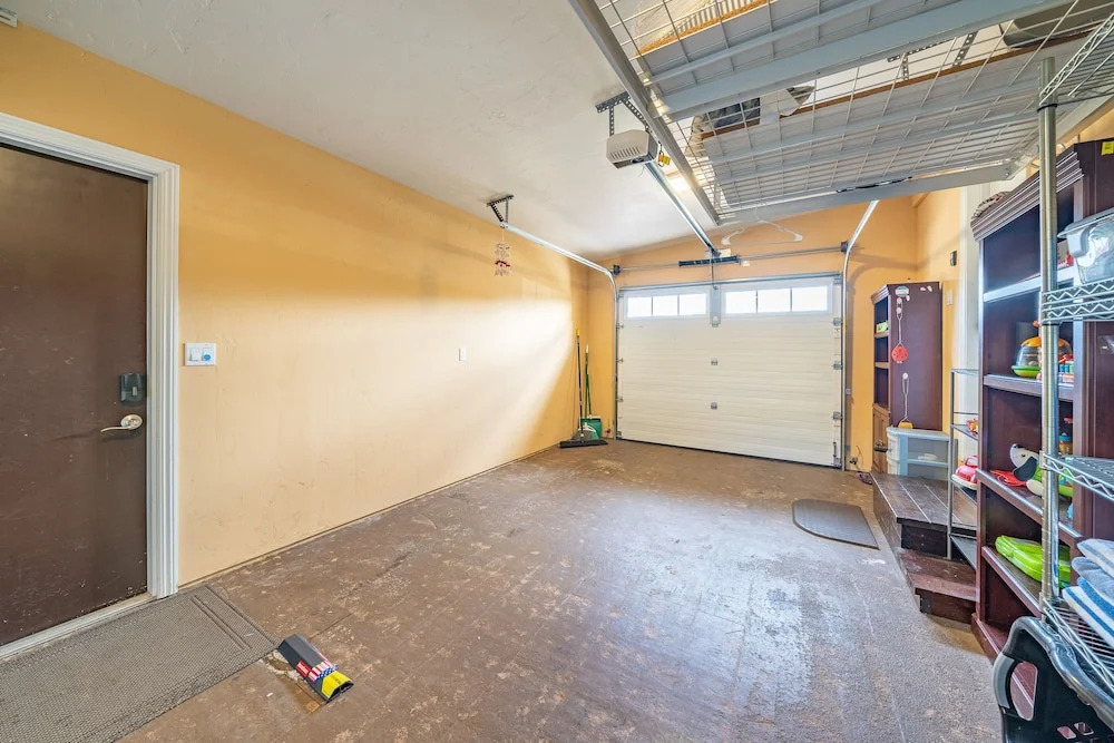 Fully Updated 3 BDR Seaside Home Minutes to Beach!