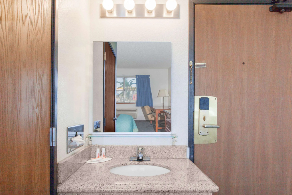 Super 8 by Wyndham Selma/Fresno Area