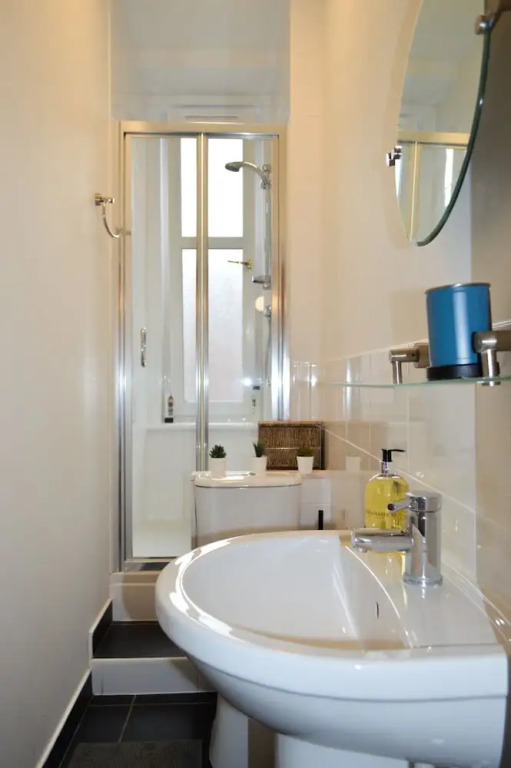 Colourful 1 Bedroom Apartment Near Edinburgh Centre