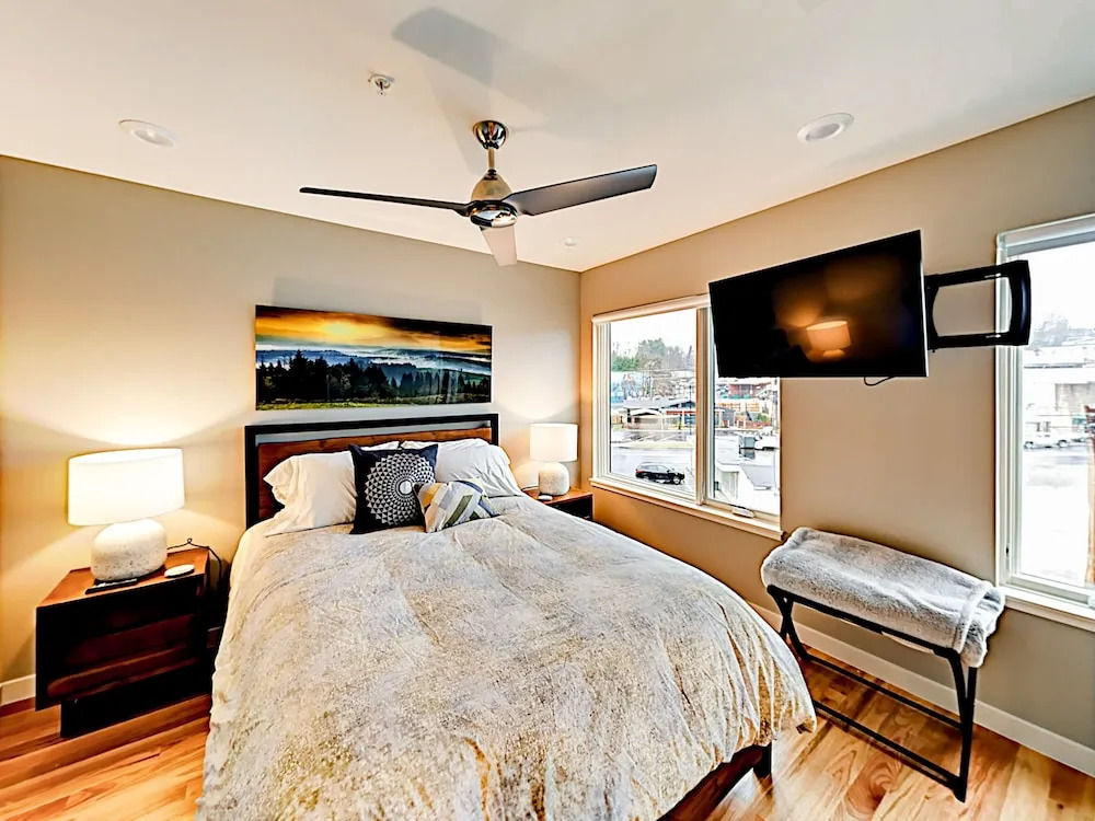 New 4-story Townhome 2 Bedrooms 2.5 Bathrooms Townhouse