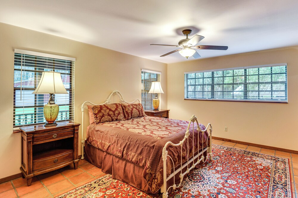 Little Lake George Hideaway w/ Furnished Boathouse