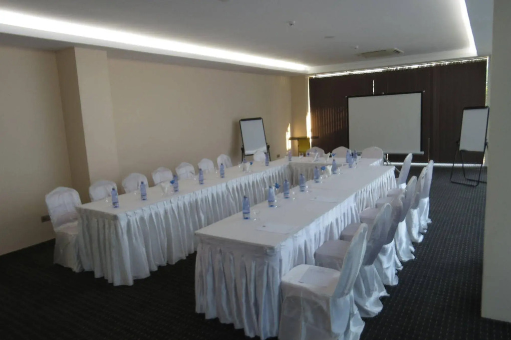 Elegant Hotel Pyi Thar Yar