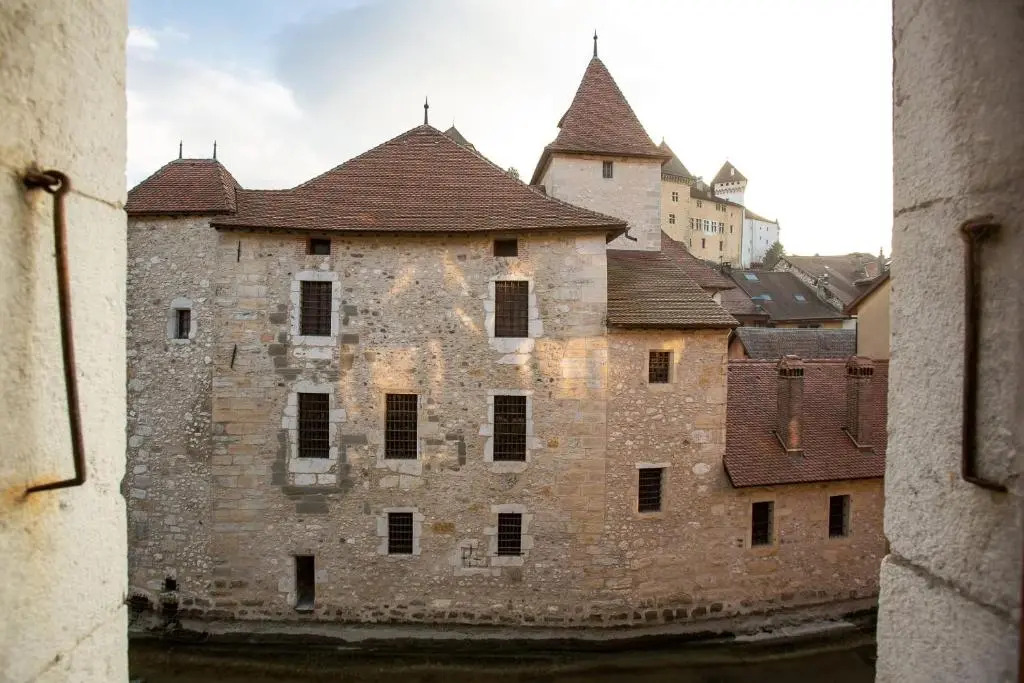 LaSuitedu12 - Aprtement for 2 people view of the Old Prison