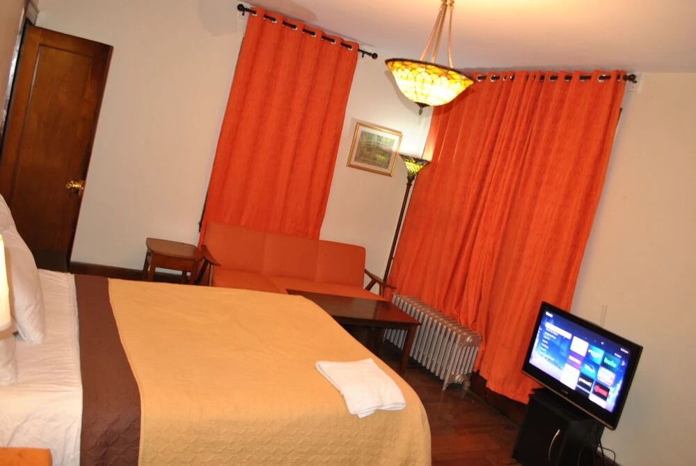 Newark Airport Room with Private Bath