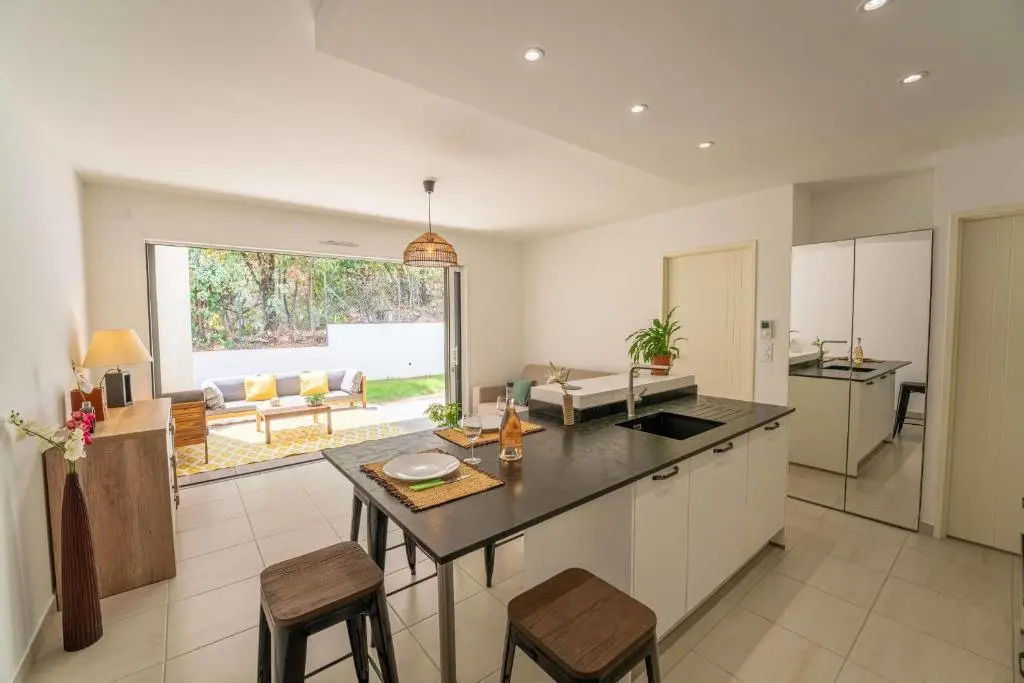 Les Lecques - Superb new standing T3 with garden swimming pool & parking