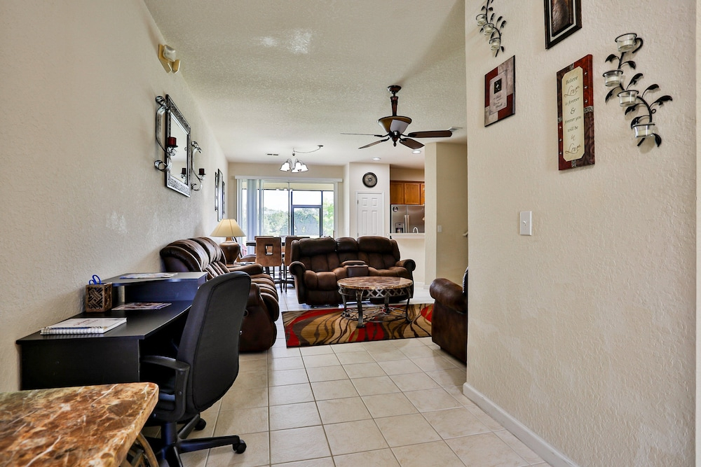Delightful Lakefront Townhome With Pool, Volleyball, Fast Wifi & AC
