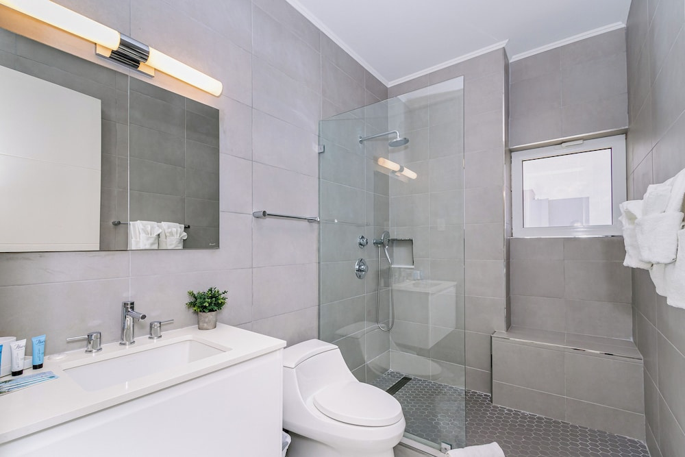 Luxury 2-bedroom Condo Right on the Strip in Palm Beach