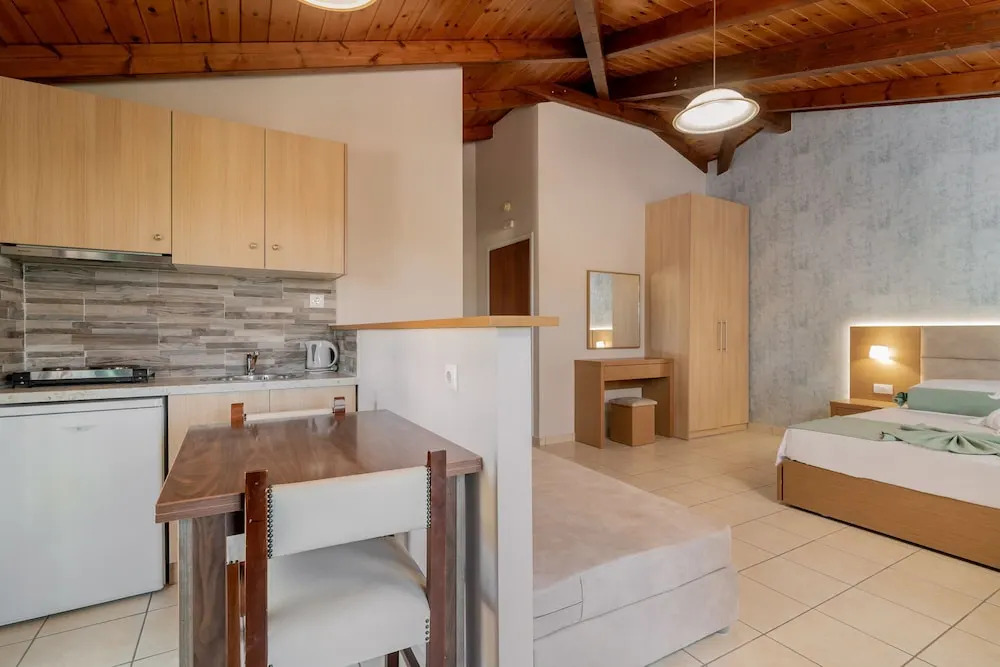 Sea View Suites & Holiday Homes - Plaka Beach Resort