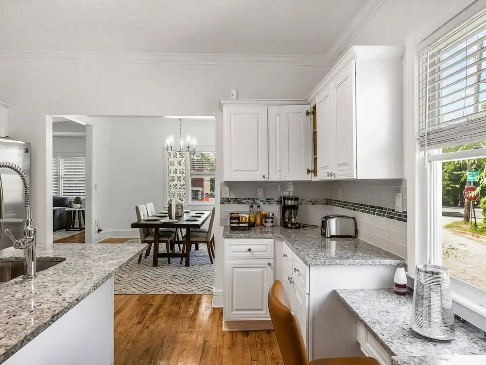 7 bedrooms Spacious House Near Downtown w Parking