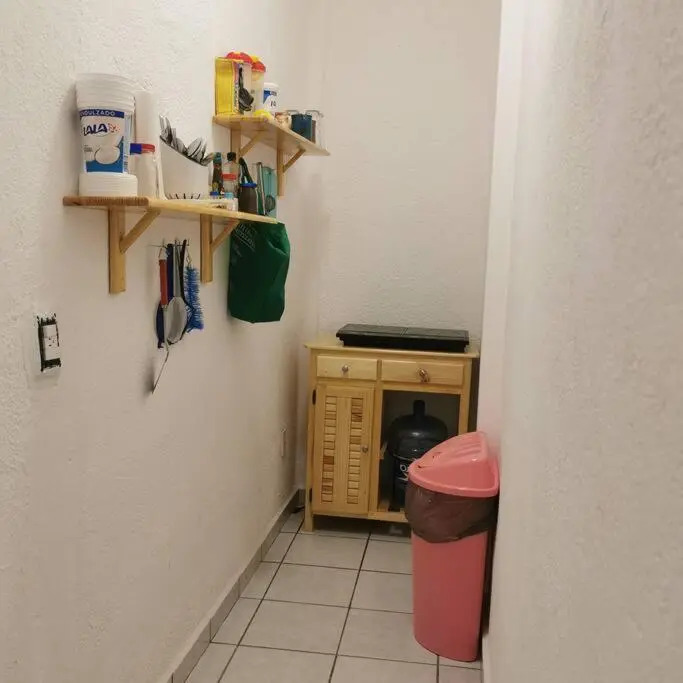 Lovely studio apartment with balcony AC & wi-fi, minutes from downtown!