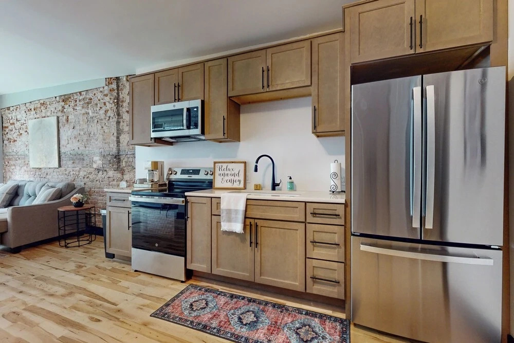 1 BR Apartment w/ Full Kitchen & Great Location