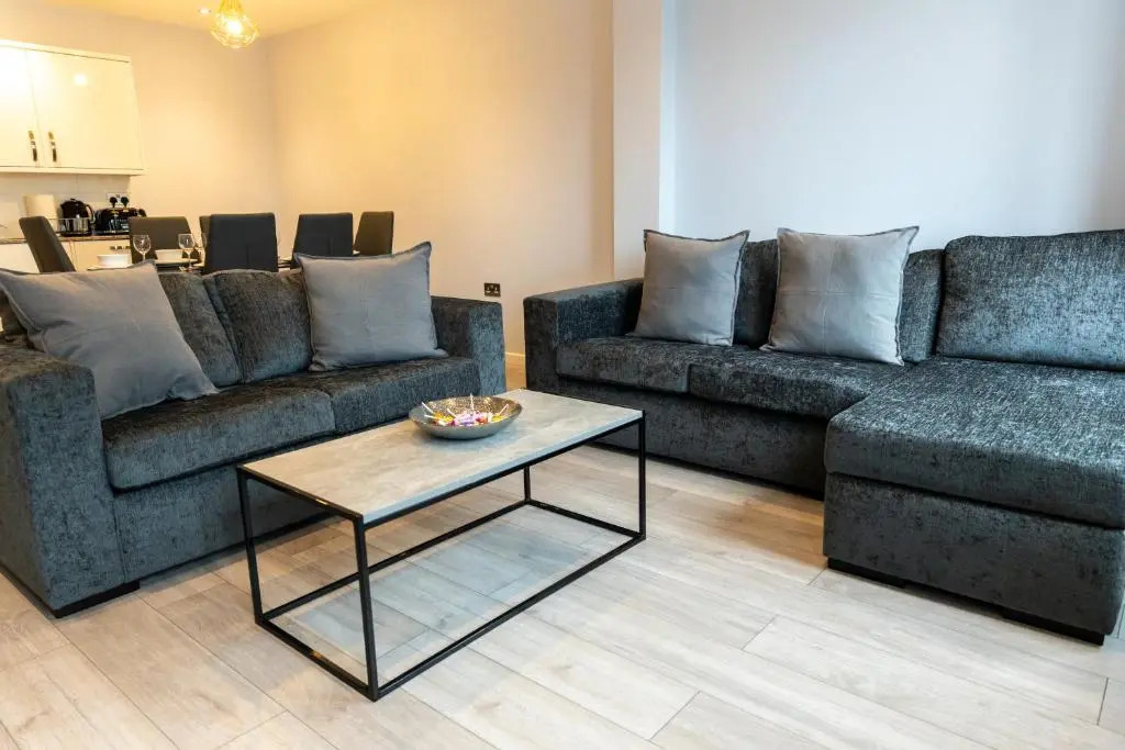 Zen Quality flats near Heathrow that are Cozy CIean Secure total of 8 flats group bookings available