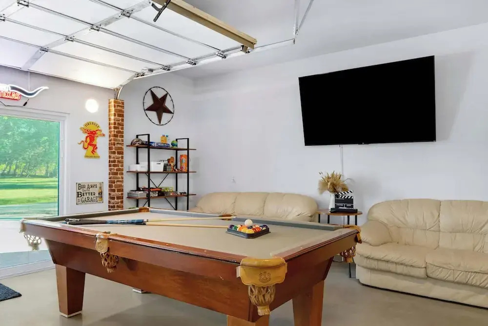 Spacious Retreat & Game Room Sleeps 12