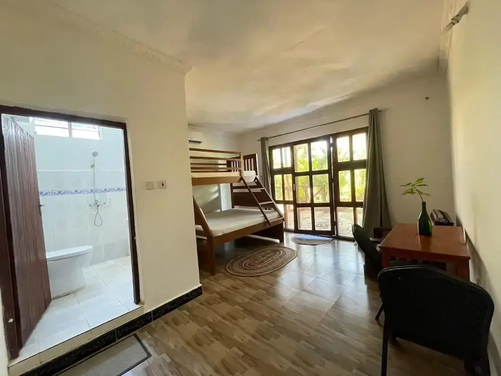 zanzllywood hotel and apartments