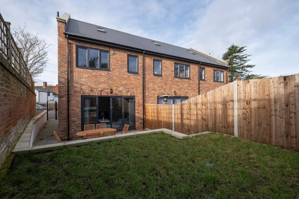 Modern 4 Bedroom House 01 With Parking in Farnham