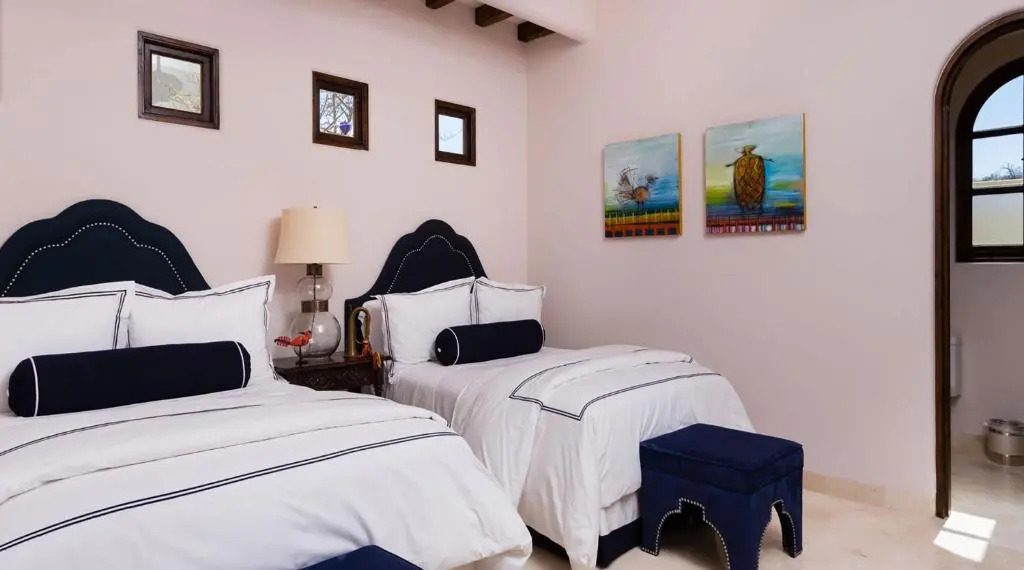 Ultra Luxury Villa with Premium Linens, Gym, Immense Pool, & 5 min Taxi to Downtown