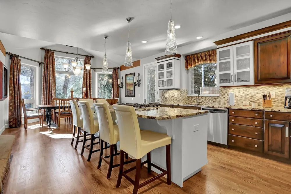 New Listing! Dazzling Custom , Near Skiing 5 Bedroom Home
