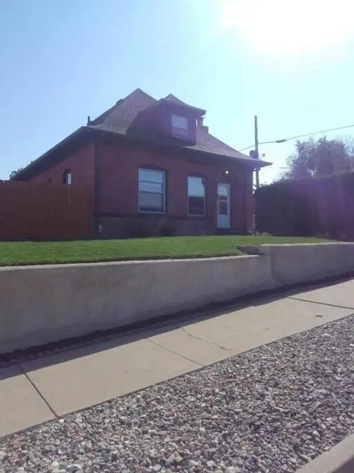 Quiet FULL-SIZE bed close to town 420 friendly