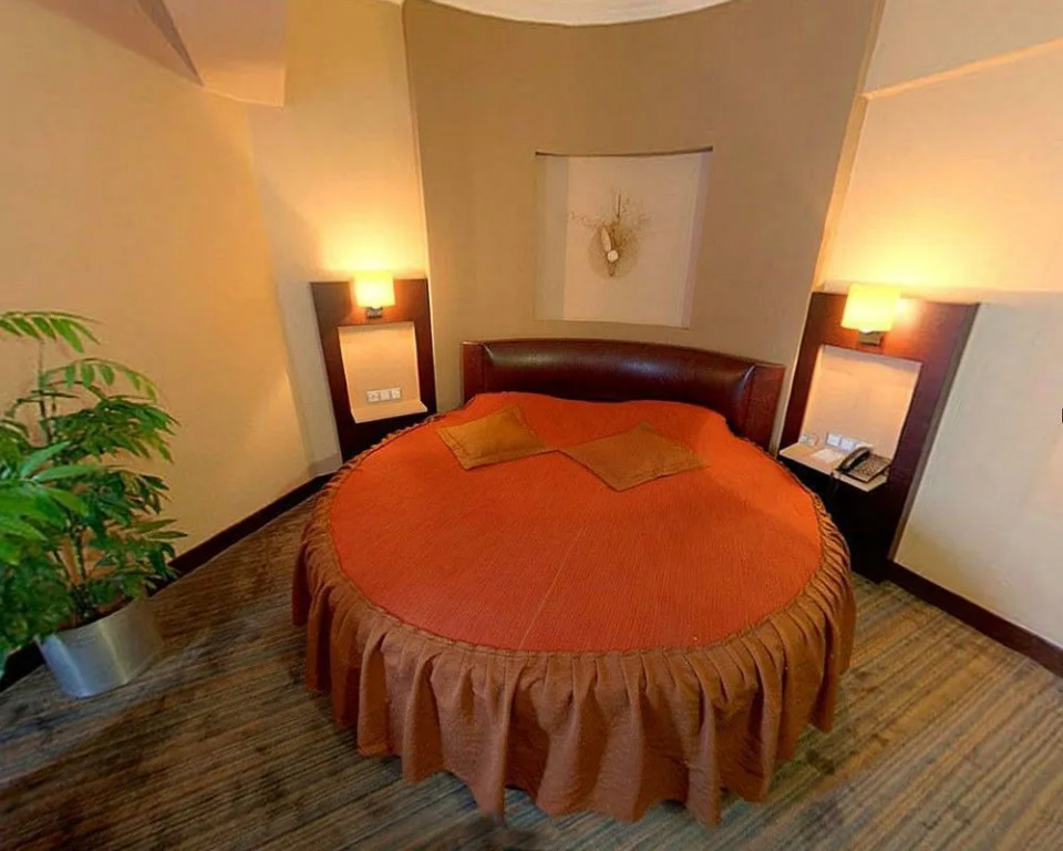 Mom Hotel
