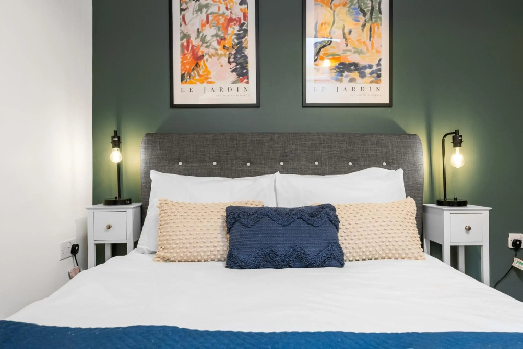 Glevum Lodge - 2BDRM Town Centre Apartment with open plan living area & walk in shower