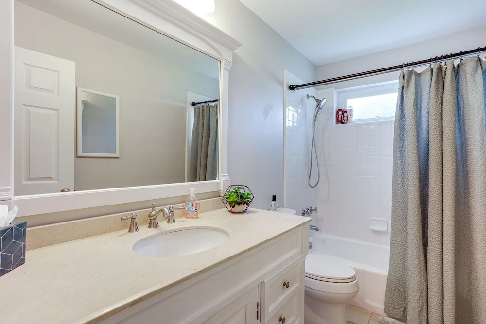 Fenced Yard, 4 Mi to Stuart Beach: Family Retreat!