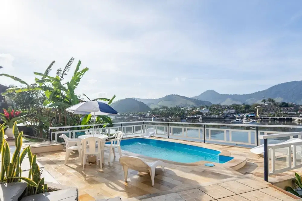 Magnífica casa com praia particular em Angra