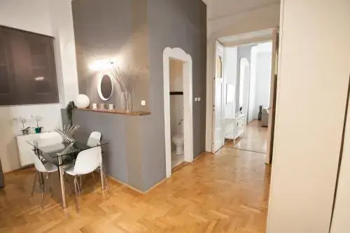 Royal Center Apartment