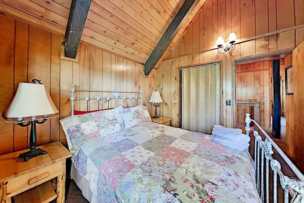 Beautiful Log House: Large Deck & Private Hot Tub 3 Bedroom Home