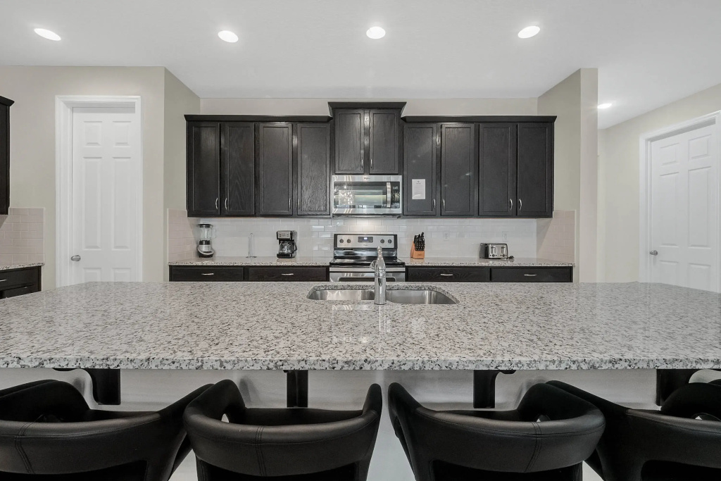 9 Bedrooms 6 Bathrooms Solara 9028 Fk
