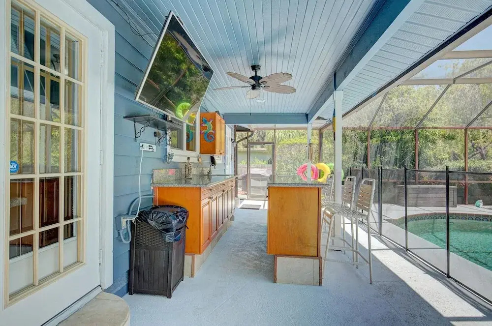 Spacious 4 3 Retreat- Heated Pool-playroom