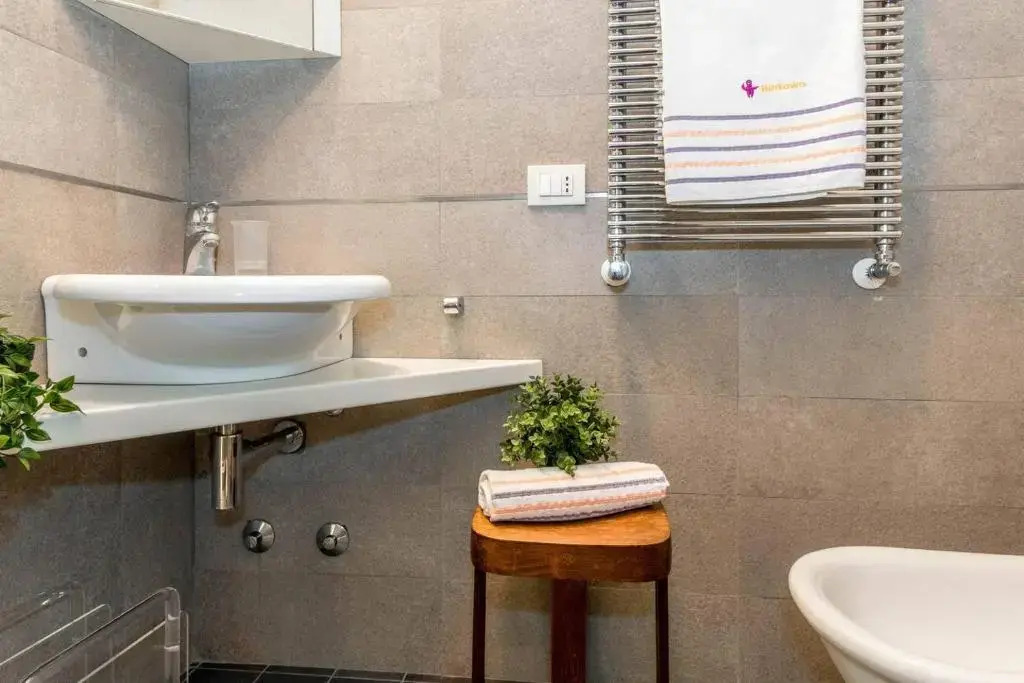 ALTIDO Charming Apt for 3 with Adorable Internal Garden