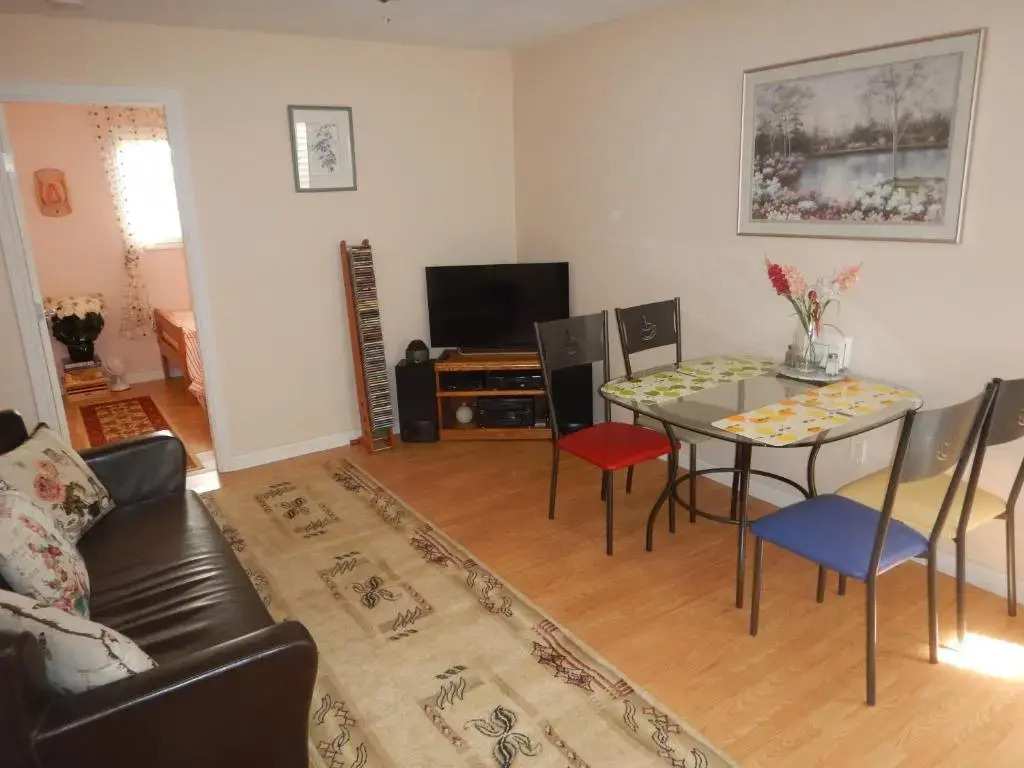 Clean and Quiet 2 bdr 2 bthr private entrance entire guests suite near Coquitlam Center mall and skytrain