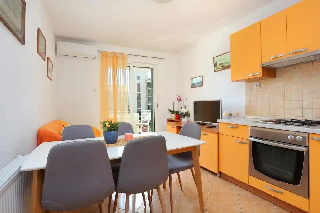 Apartments by the sea Makarska - 20587