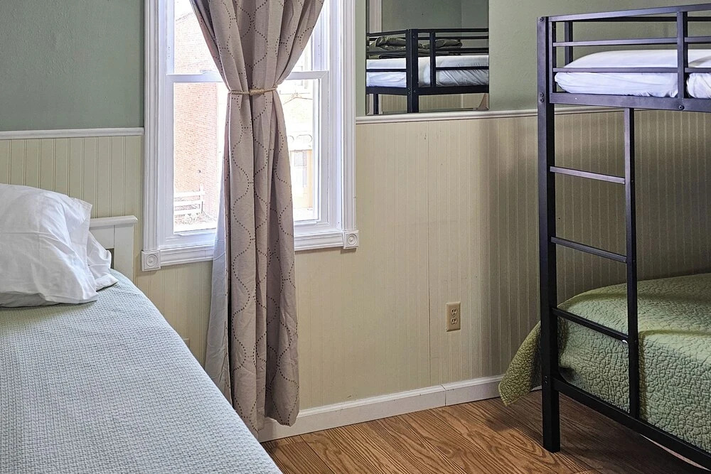 Walk to Nauvoo Temple: Remodeled Family Apartment